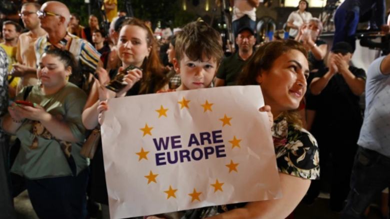 Mijëra persona dalin në rrugë në përkrahje të aplikimit të Gjeorgjisë për BE