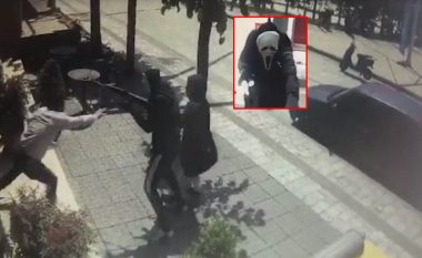 Me maskë dhe të armatosur rëndë, dalin pamjet e grabitjes së bankës në Shkodër