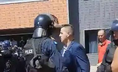 Policia ndihmon veteranin në protestë