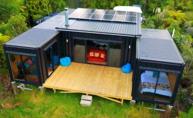 Ka bërë një shtëpi ëndrrash me kontejnerë: Nuk paguan fatura për energjinë elektrike dhe ujin