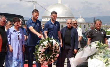 Krerët e FFK-së dhe futbollistët e Kosovës bëjnë homazhe tek varri i legjendës Fadil Vokrri