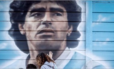 Tetë punonjës shëndetësorë përballen me gjyq për 'vrasje nga pakujdesia' për vdekjen e Maradonas