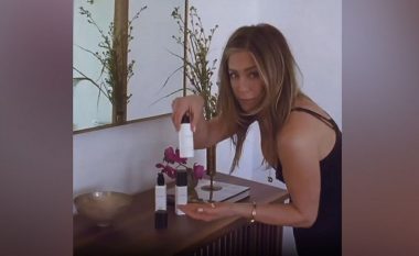 Jennifer Aniston demonstron stilin e flokëve për të cilin nevojiten më pak se 20 sekonda