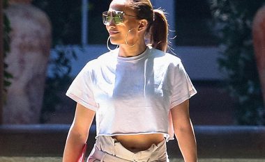 Jennifer Lopez di si të veshë pantallonat e gjera: Këshilla për kombinimin që do të theksojë më së miri belin