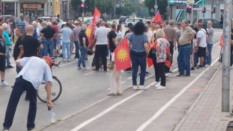 Shkup: Protestohet përpara qeverisë kundër propozimit francez