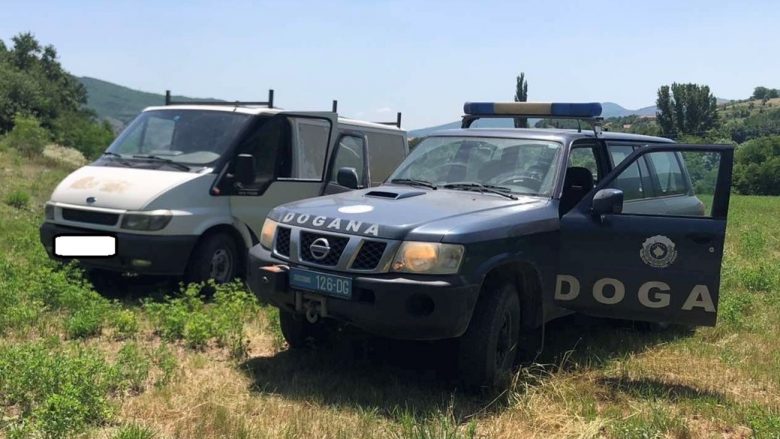 Pamje të ndjekjes së kontrabanduesve në veri të Mitrovicës – konfiskohen 900 litra vaj