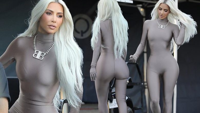 Kim Kardashian merr vëmendjen me veshjen e argjendtë rrugëve të Los Angelesit