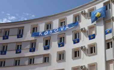 Ekipi i Kosovës zbukuron ndërtesën në Algjeri me flamuj shtetërorë
