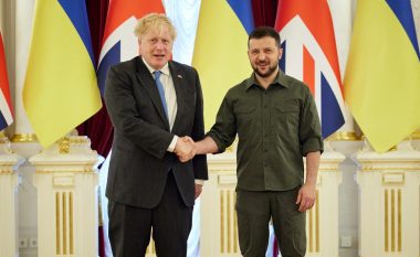 Johnson pas takimit me Zelenskyn në Kiev: Ndihma ushtarake duhet ta dëbojë Rusinë nga Ukraina