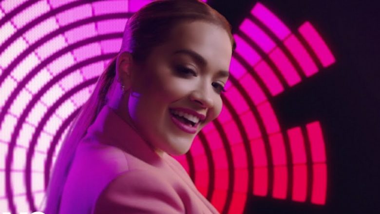 Një projekt në mbështetje të grave – Rita Ora publikon videoklipin e “Finish Line”