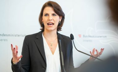 Ministrja austriake për Evropë kërkon liberalizimin e vizave për Kosovën 