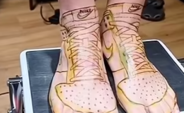 Anglezi bënë tatuazh atletet e tij të preferuara Nike, thotë se ‘është lodhur’ duke blerë atlete të reja