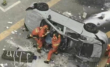 Dy të vdekur pas rënies së veturës elektrike kineze nga kati i tretë i ndërtesës