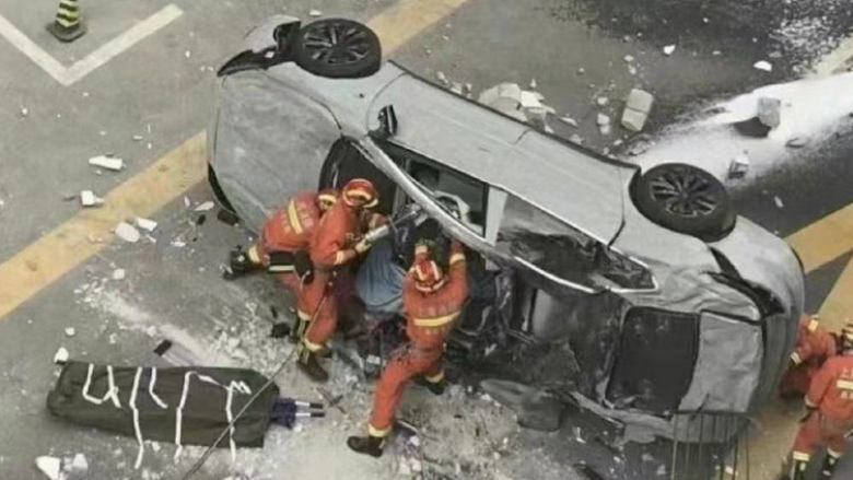 Dy të vdekur pas rënies së veturës elektrike kineze nga kati i tretë i ndërtesës