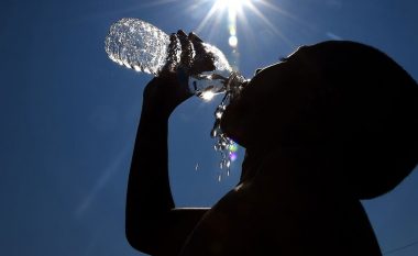 Si të qëndroni të hidratuar në ditët e nxehta