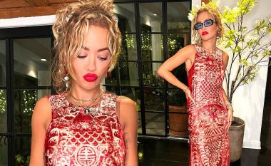 Rita Ora duket një zonjë e vërtetë në një fustan elegant në paraqitjen e fundit