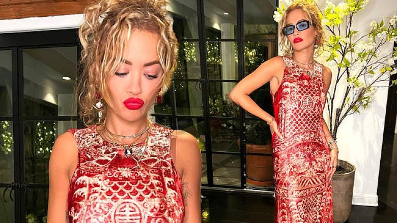 Rita Ora duket një zonjë e vërtetë në një fustan elegant në paraqitjen e fundit