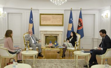 Presidentja Osmani dhe ambasadori amerikan diskutojnë zhvillimet në vend dhe koordinimin Kosovë-SHBA