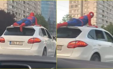 Një person i veshur si “Spiderman” duke bërë akrobaci të rrezikshme në rrugët e Sarajevës