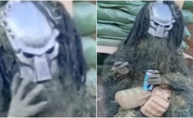 Disa pamje të publikuara thuhet se tregojnë një snajperist ukrainas të veshur si “Predator” – që shfaqet me pije energjike dhe thikë