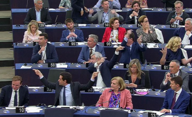 Kaos në Parlamentin Evropian pas shtyerjes së votimit për tre ligje kyçe mbi klimën