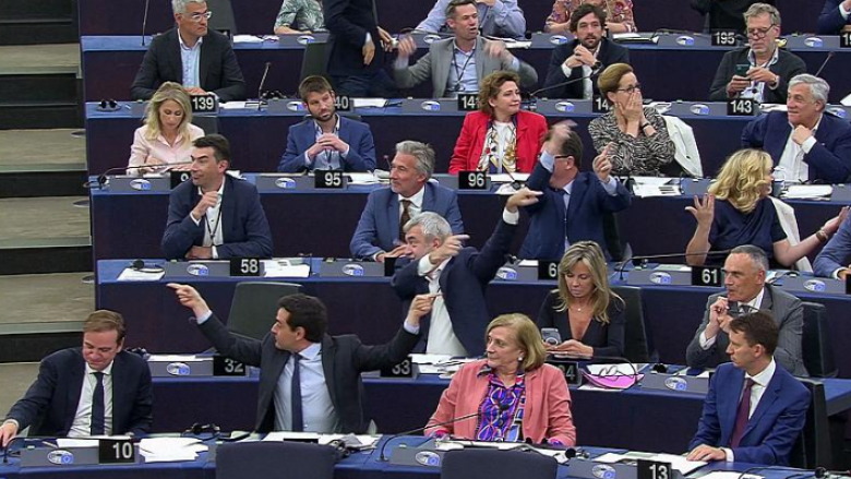 Kaos në Parlamentin Evropian pas shtyerjes së votimit për tre ligje kyçe mbi klimën