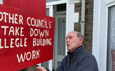 Pensionisti britanik hap vrima dhe vendos shënime proteste në murin e fqinjit