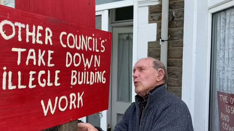 Pensionisti britanik hap vrima dhe vendos shënime proteste në murin e fqinjit