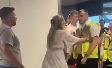 Britaniku e shtynë të dashurën dhe e grushton punëtorin e aeroportit, teksa pret të futet në aeroplan