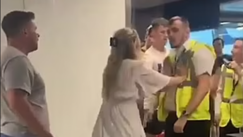 Britaniku e shtynë të dashurën dhe e grushton punëtorin e aeroportit, teksa pret të futet në aeroplan