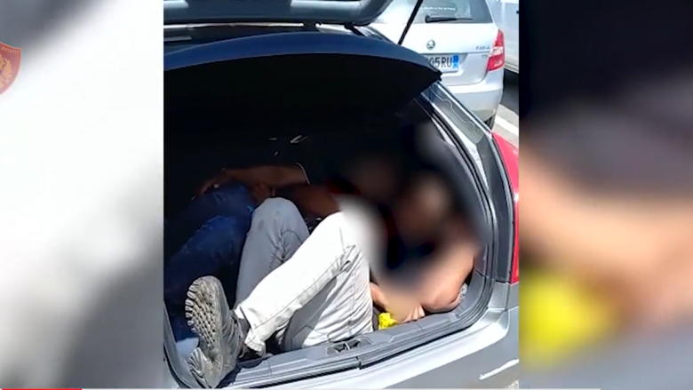 Kapen emigrantë të paligjshëm të fshehur në bagazhin e veturës në Elbasan, arrestohen 2 persona