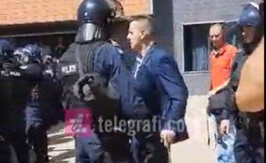 Polici e ndihmon veteranin në protestë, e largon nga turma e njerëzve