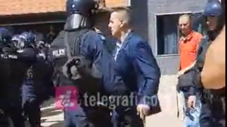 Polici e ndihmon veteranin në protestë, e largon nga turma e njerëzve