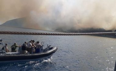 Avancon zjarri në "Ishullin e Sazanit", Ministria e Mbrojtjes në Shqipëri: Rrezikohet ish-reparti ushtarak me municione të pa shpërthyera