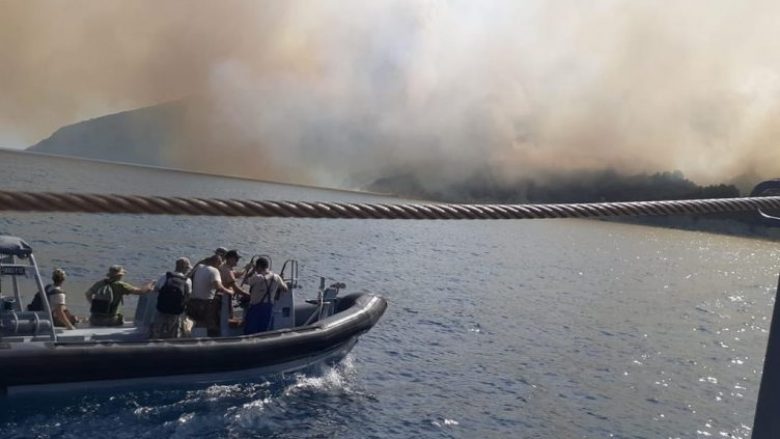Avancon zjarri në “Ishullin e Sazanit”, Ministria e Mbrojtjes në Shqipëri: Rrezikohet ish-reparti ushtarak me municione të pa shpërthyera
