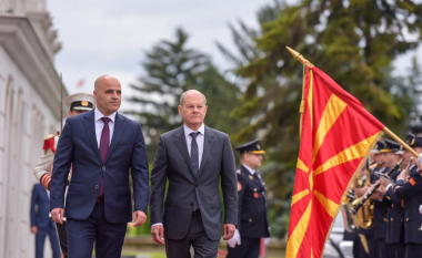 Kancelari gjerman Olaf Scholz arriti në Maqedoni, pritet me nderime të larta shtetërore