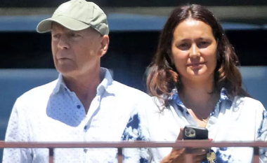 Bruce Willis shihet sërish në publik me gruan Emma Heming tre muaj pasi u zbulua se vuan nga sëmundja e afazisë