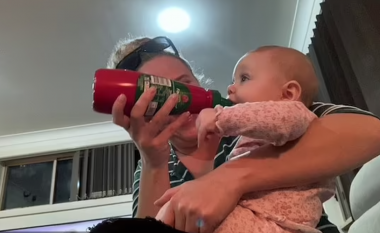 Videoja qesharake e foshnjës që e pinte qumështin vetëm nga shishja e salcës së domateve