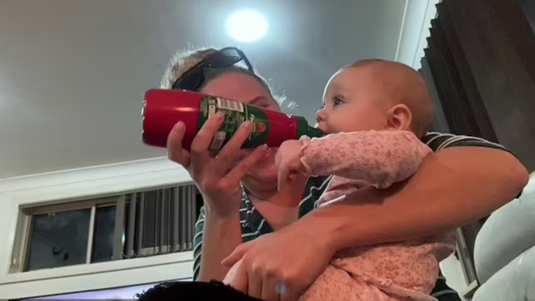 Videoja qesharake e foshnjës që e pinte qumështin vetëm nga shishja e salcës së domateve