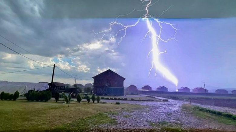 Rrufeja godet minaren e xhamisë në Rahovec