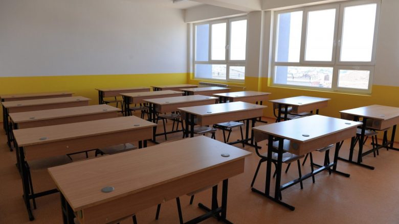 Rrahje mes profesorit dhe nxënësit në një shkollë të mesme në Gjilan