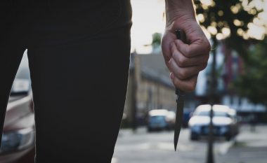 Theret me thikë një person në Deçan - arrestohet i dyshuari