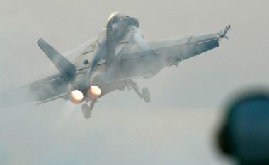 Piloti humb jetën pasi një aeroplan luftarak i marinës amerikane rrëzohet në Kaliforni
