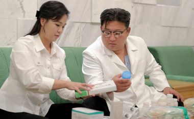Koreja e Veriut: Të paktën 800 familje po vuajnë nga një sëmundje misterioze, Kim po u dërgon ilaçe “të përgatitura nga familja e tij”