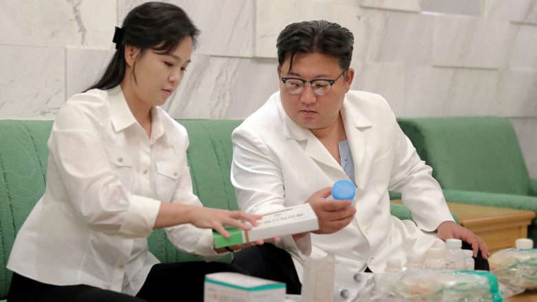 Koreja e Veriut: Të paktën 800 familje po vuajnë nga një sëmundje misterioze, Kim po u dërgon ilaçe “të përgatitura nga familja e tij”