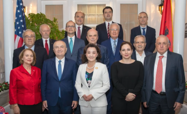 Ambasada e SHBA-ve bën bashkë të gjithë ministrat e jashtëm shqiptar që prej vitit 1991