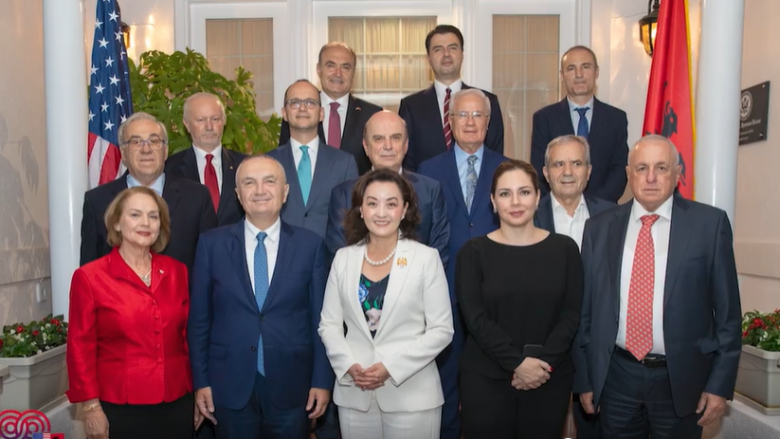 Ambasada e SHBA-ve bën bashkë të gjithë ministrat e jashtëm shqiptar që prej vitit 1991