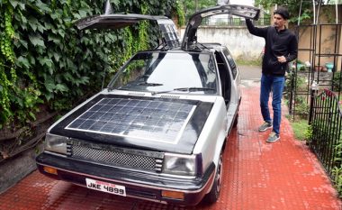 “Unë mund të isha Elon Musk i Indisë”: Mësuesi i matematikës ndërtoi një veturë me energji solare – tregon sa i kushtoi e gjitha