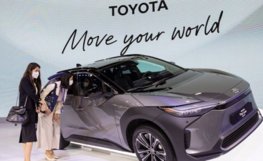 Toyota tërheq nga tregu disa vetura elektrike shkaku i problemeve me rrota