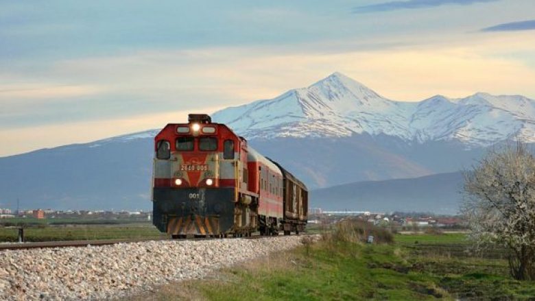 Përplasje mes treni me furgonin në Shkup, dy persona kanë përfunduar në spital